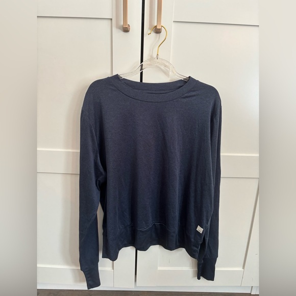 Vuori Tops - Vuori DayDream Long Sleeve Crew Top Size Large in Dark Blue Shirt Athleisure Gym